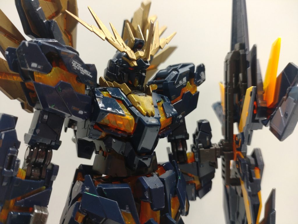 初めての光沢トップコートにも挑戦外で缶スプレーを吹いたらなんかザラザラの質感になってしまいました吹き方が足りなかったのかな