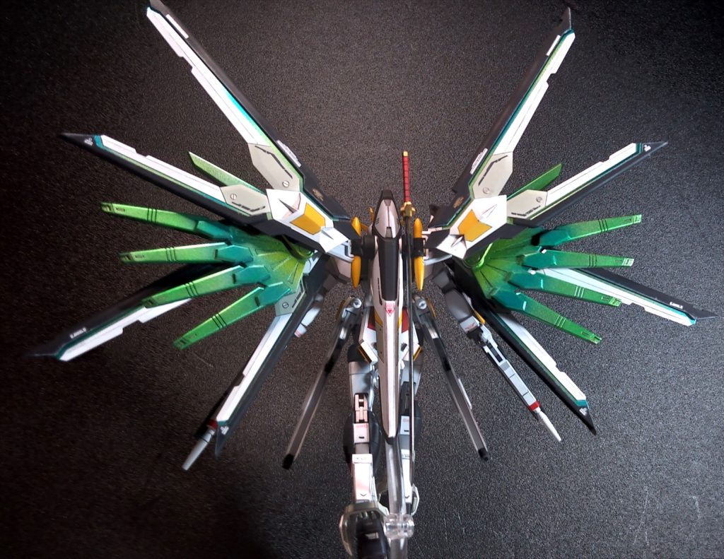 背面。綺麗なインコの羽がつきました。