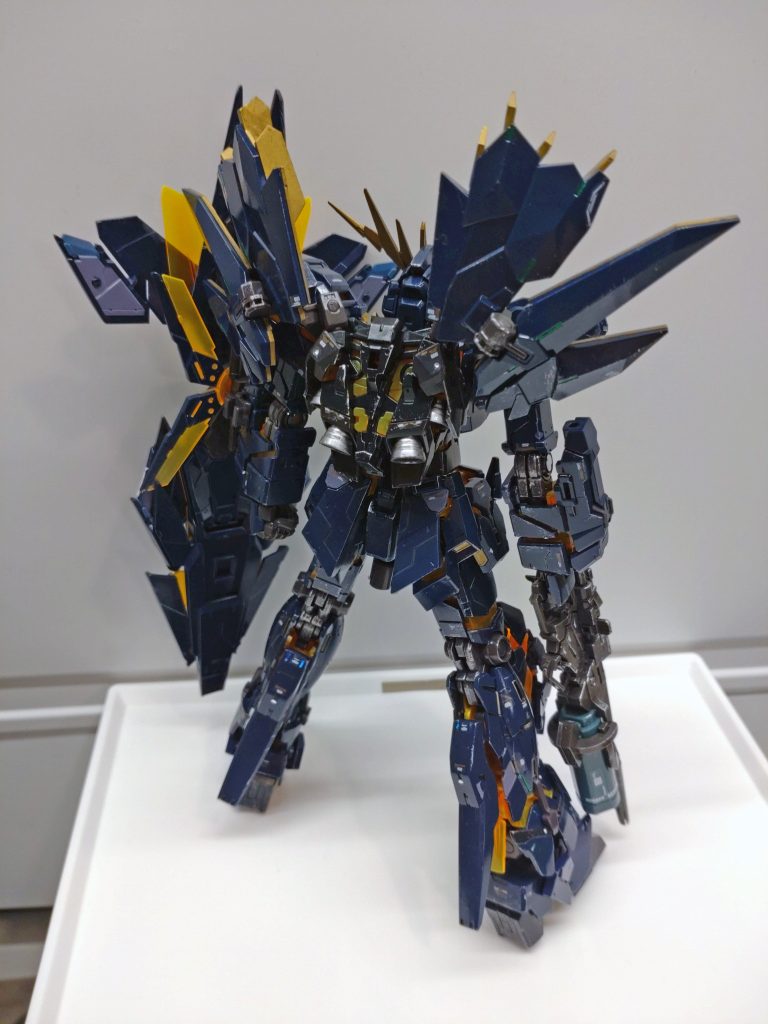 デカールの縁が見立ちすぎて嫌だったのでチマチマカッターで切り落としてから貼りました大変すぎたので次は水転写デカールを使ってみたいです