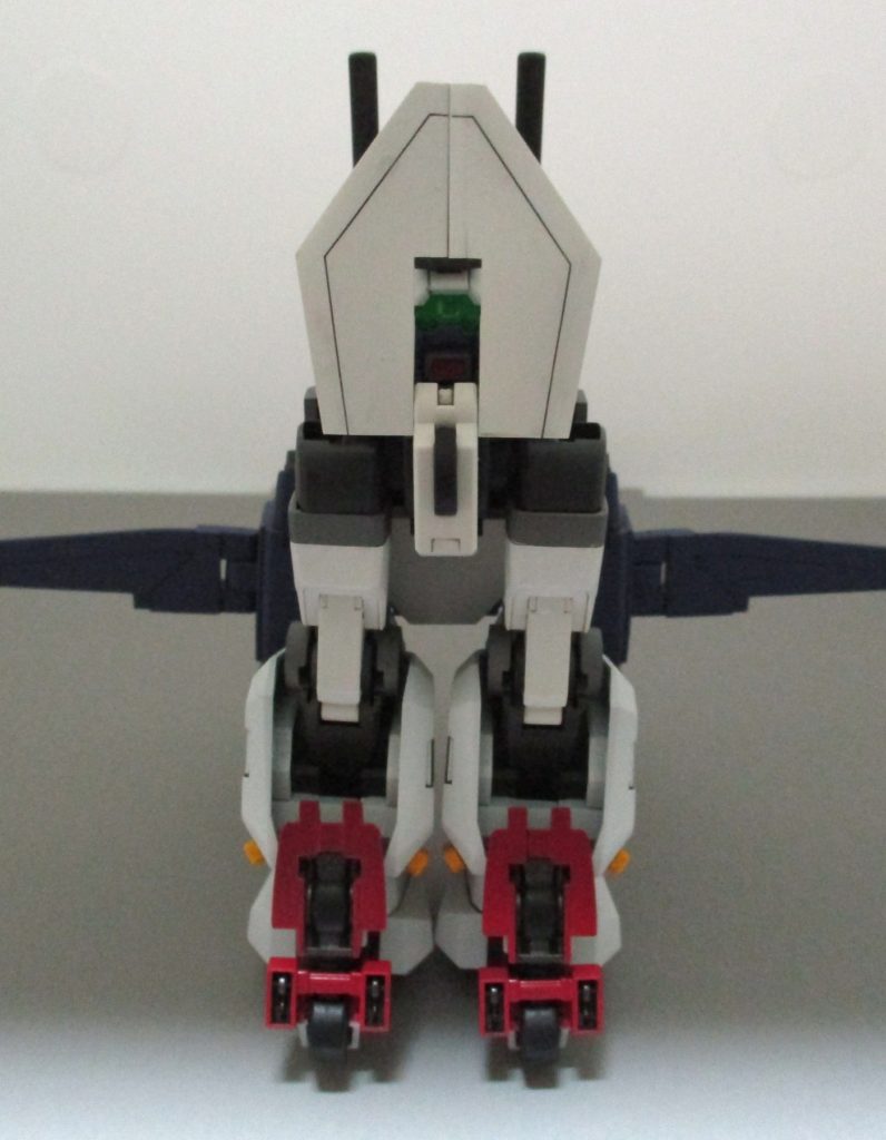 デミ・ベースの裏側。足首が反転してスラスターと入れ替わるのは、手首と同じく諦めましたが、90度だけ動いて足首に隠れてる小型のスラスターが出てきて、足裏のローラーがそのままランディングギアっぽくなるようにしてます。