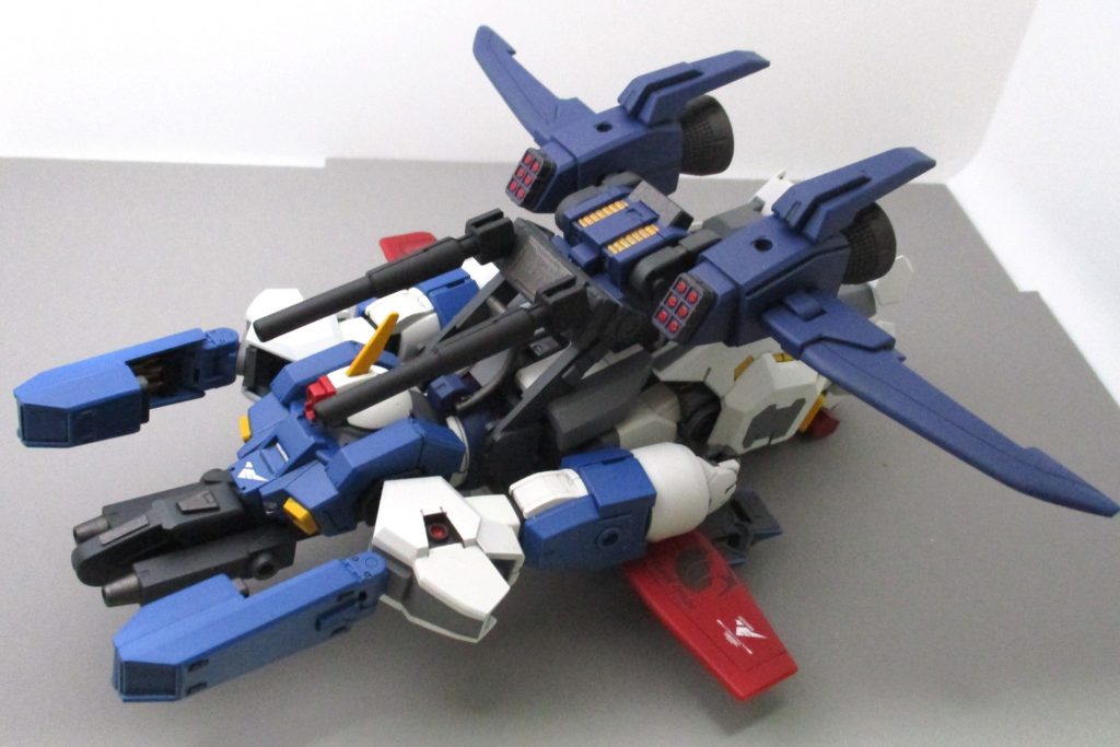 トップとベースが合体したデミ・フォートレス形態。ダブルゼータと違い頭部が露出したままなので、この状態でも額のアイツは発射可能。