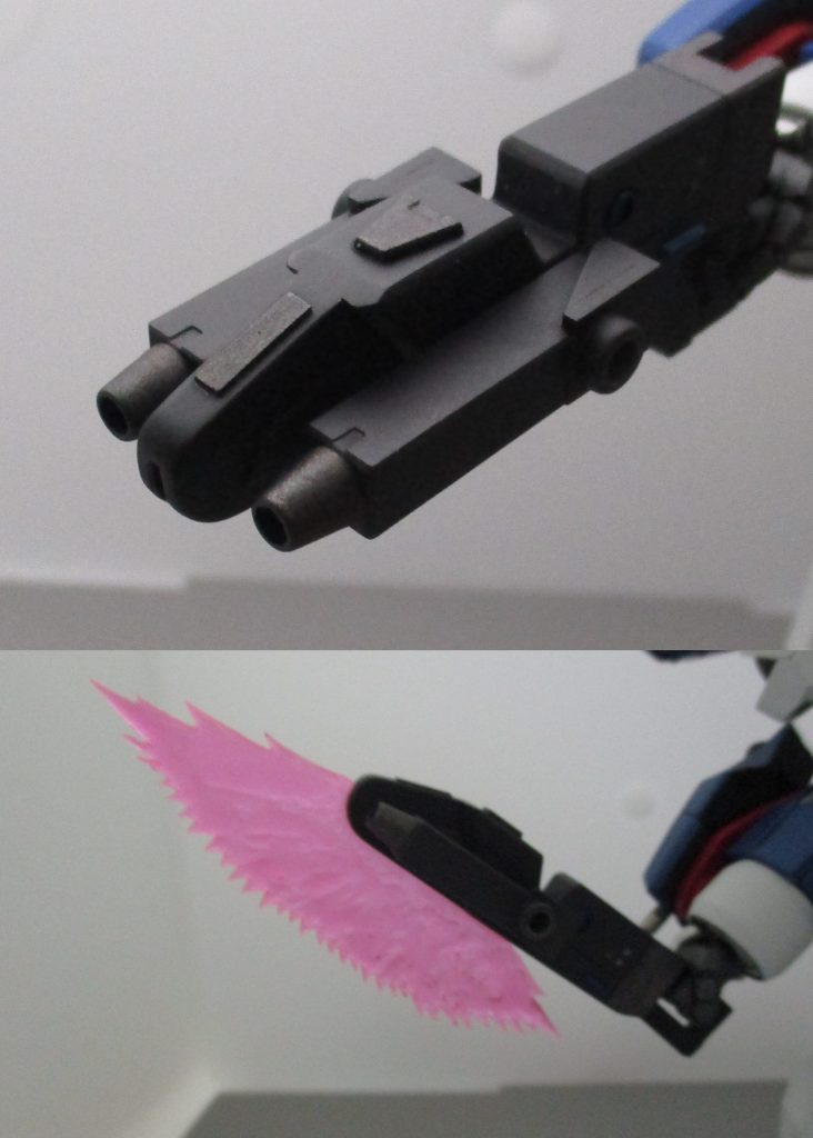 ここからは武装紹介。まずはダブルゼータをリスペクトしたダブルビームライフル（スクラッチ）。ライフルで敵をしばき倒したいという要望にお応えして、グリップを握ったまま角度が変わってビーム・アックスとして使用可能になっています。