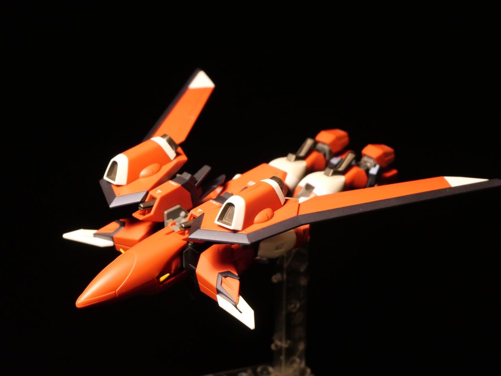 MA形態劇中では肩アーマーがウイングガンダムよろしく下がっていた記憶がありましたが、キットでは可動域にその余裕はなかったようです