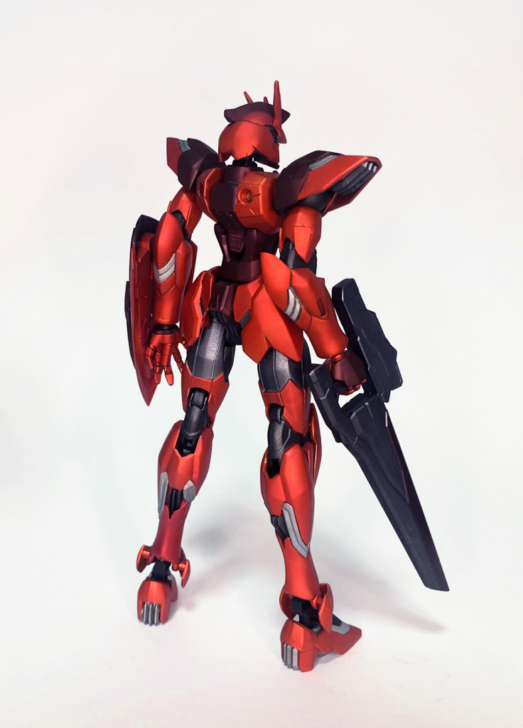 背面翼と尻尾があるとどこまで行っても怪獣的なヴェイガンのスタイルから抜け出せないのでバックパックはいっそ完全に取り払いました。羽は失いましたが背負う物ももう有りません。