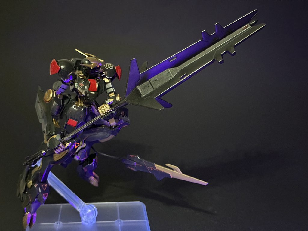 でっかいメイス、下地に銀、その上につや消しクリヤーに黒をまぜたものを吹きました。ポーズをつけ「いい感じに決まった!」と思ったら、両腕のロール軸が折れました…。可動域が広いので楽しいけど要注意でした。もちろん修復済みです。