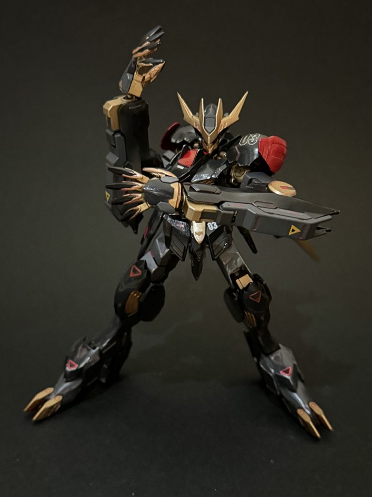 メイス以外のカラーレシピは次のとおりです。ツメの黒だけ…つや消し黒そのほかの黒…ミッドナイトブルーグレー…明灰色4:黒1赤…ガンダムマーカーのガンダムレッドツインアイ・スジボリ部分…蛍光レッドよごしは、ミスターホビーマーカーの銀とリアルタッチマーカーのブラウン1です。後者は金色との相性がイイッ、というのが今回の最大の発見でした。