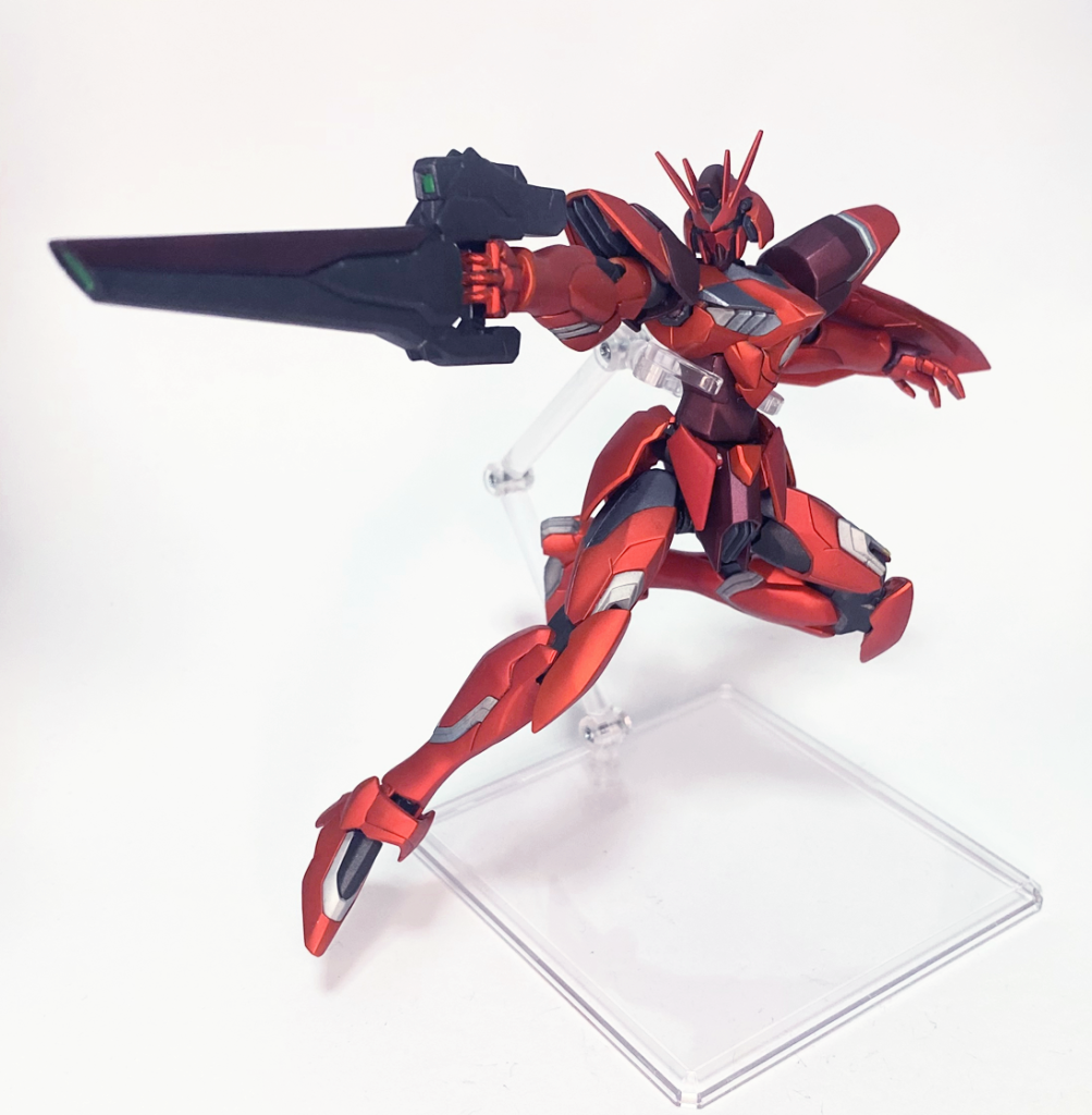 ライフルのカラーパターンを変えたのは、盾と大剣のセットっぽく見えないかなというそれだけの意図です。センサー部は付属のメタリックシールを張った後に上からクリアレジンを塗っています。