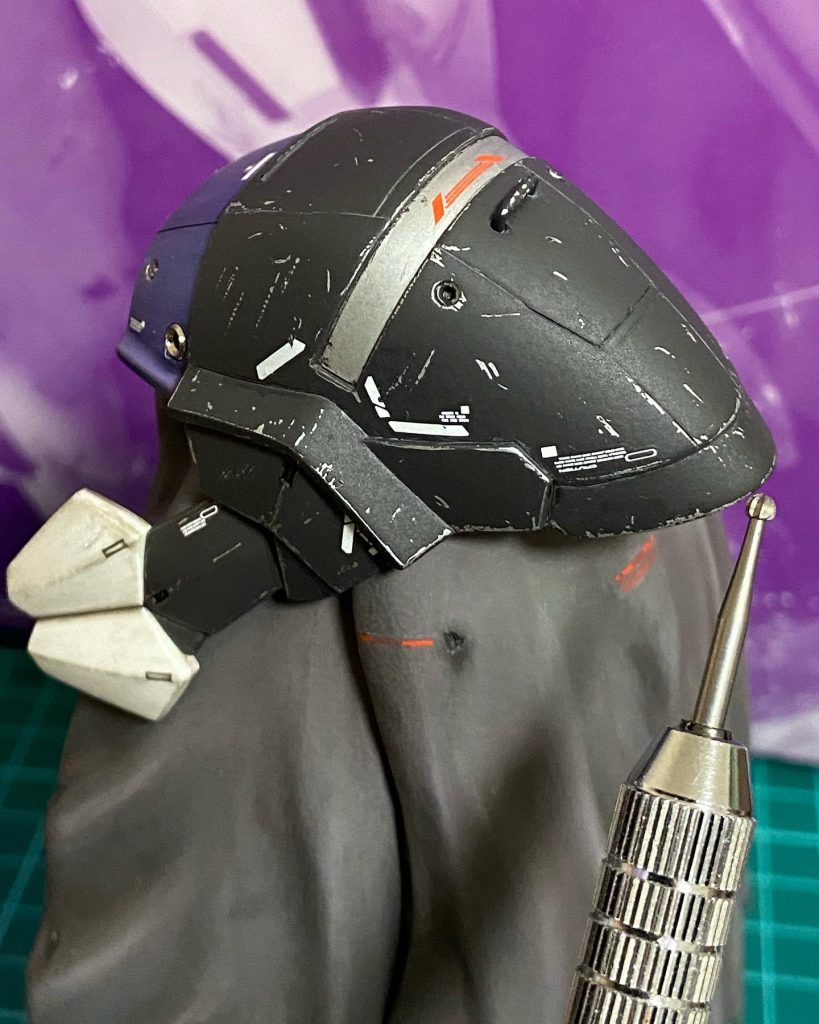 アーマーはシルバーの下地の上に塗装後、ビットツールで削り取って塗装ハゲ表現。他にスジ彫りやフックディテールの追加なども。