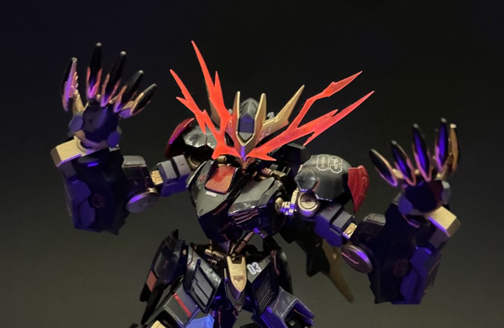 リミッター解除時のエフェクトパーツを、撮影直前になって急遽作成しました。眉間に小さな両面テープでとめているだけです。0.3ミリのプラ板と赤い光硬化レジン製、これも蛍光レッドで塗りました。