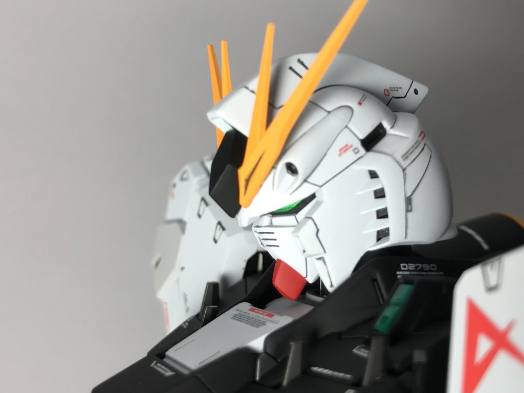 νガンダムの横顔、好きです。なんともイケメンですよね。スジボリの彫り直し、新規スジボリなど頑張りました。アンテナの短い方は排水溝に一度無くしてます😢