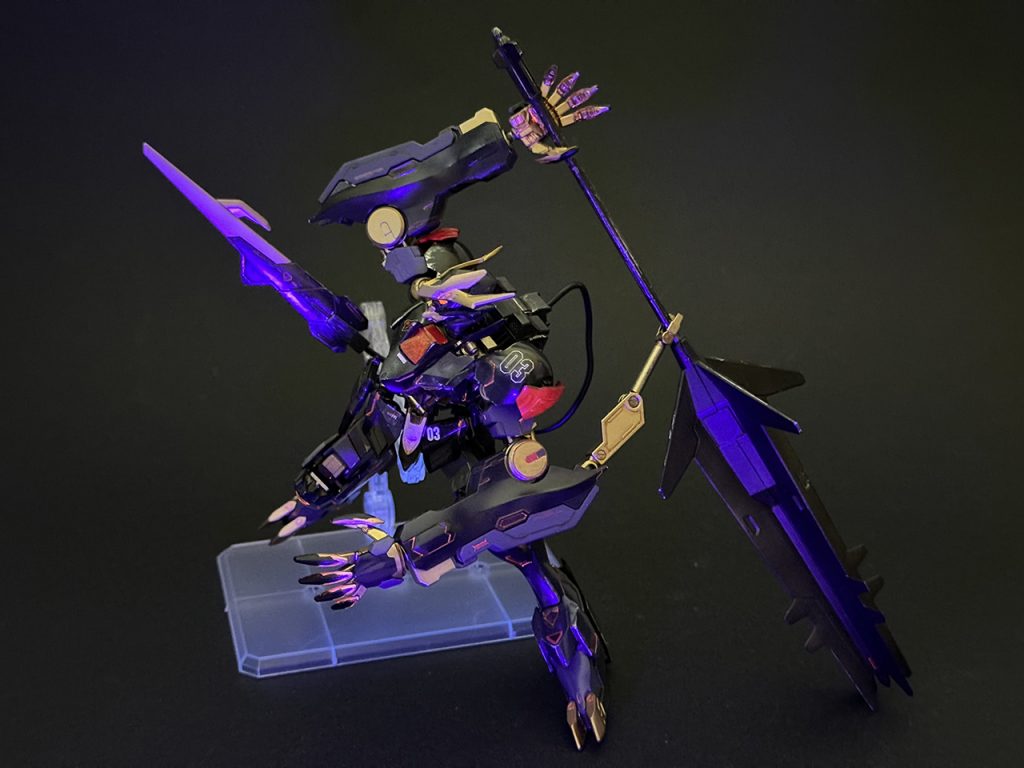 蛍光レッドを使ったのは、ツインアイを見せてポーズを付けたかったからなのです。