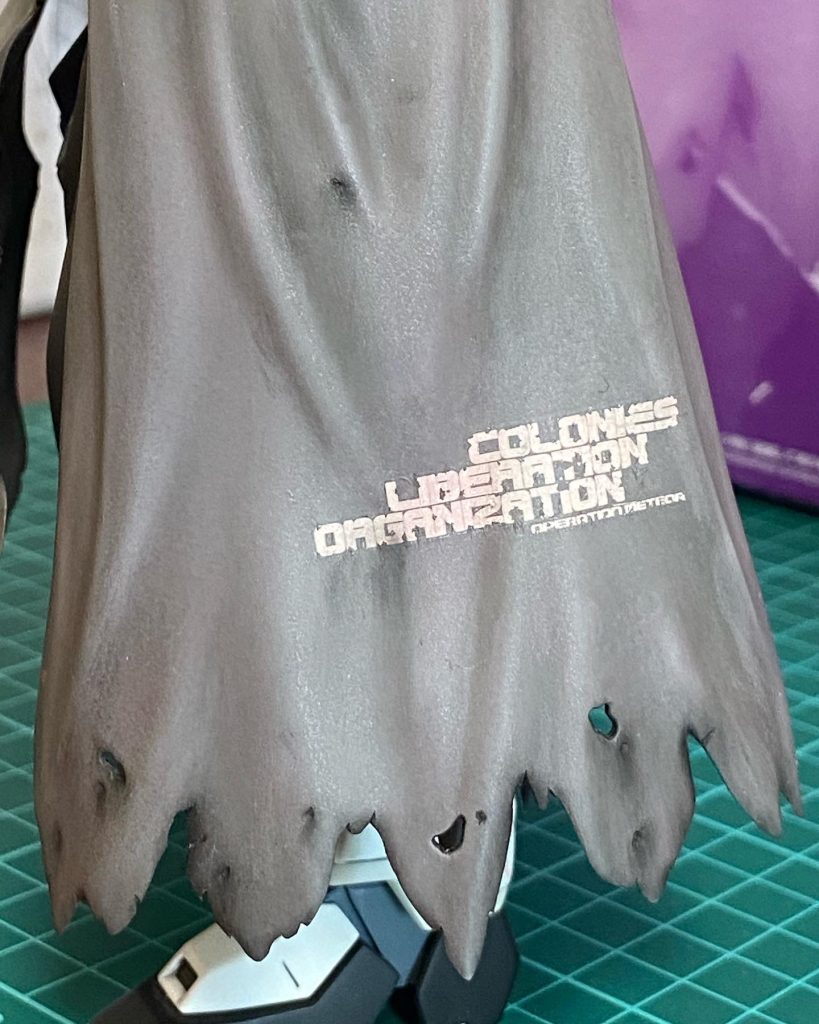 マントのボロ具合に合わせてデカールの文字も掠れさせています。