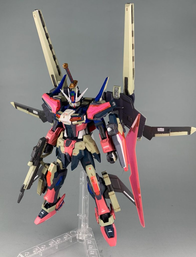 ウイング自体は可動軸があるため、結構動きます。