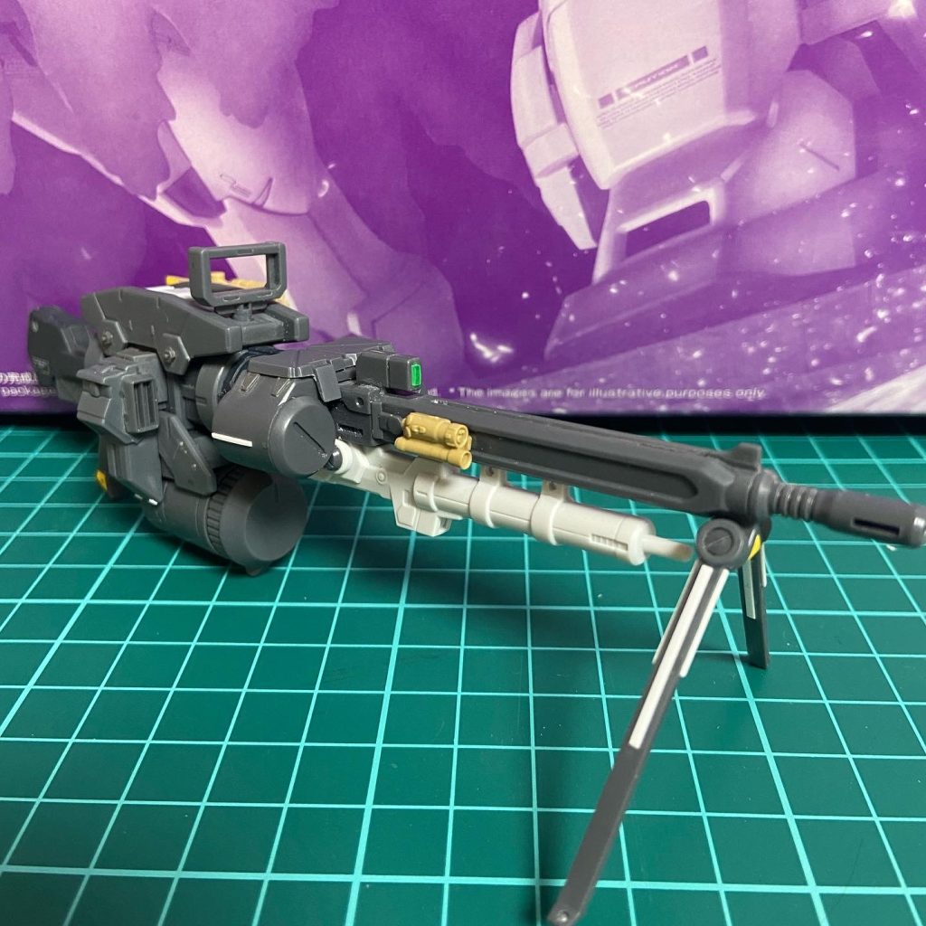 バスターヘヴィマシンガンの製作途中。前半部分はコトブキヤのヘヴィマシンガン、後半部分はジャイアントガトリングのパーツを元とし、後はバランスみながらごちゃごちゃくっつけてアレンジしています。