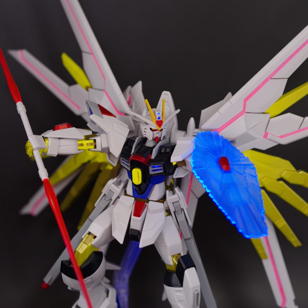 シールドは裏面だけ蛍光クリアで塗装してみました