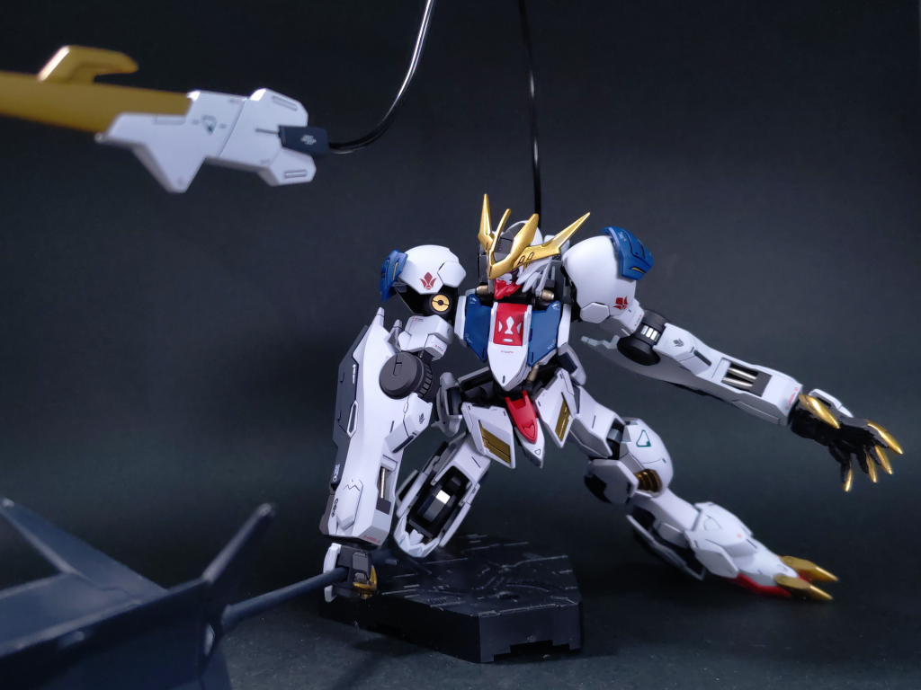 汚しが似合うバルバトスですが、綺麗好きなのでメイスだけドライブラシを入れておきました。