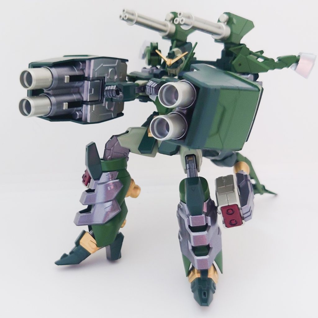 ちなみに、バックパック装備の両側のキャノン砲は、取り外して両腕に装備も可能です!ヘビーアームズ目線で行くと両腕のキャノン砲の方がしっくりきます!