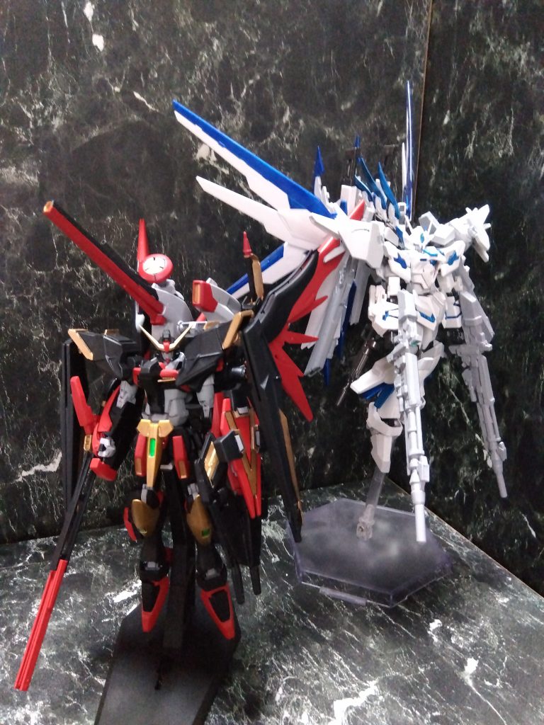 去年、作った　ブラン・フェニックスガンダムと一緒に、パシャリ❗(gundam-kao6)