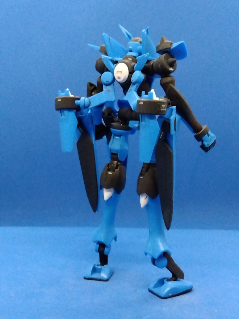 いい青に仕上がりました。本当はフラッグが欲しかったのですが、さすがに手に入らず。運良くこの二機を入手できました。00のガンダム系も嫌いではないのですが、どちらかと言えばセルゲイさんのティエレンが欲しかったり。