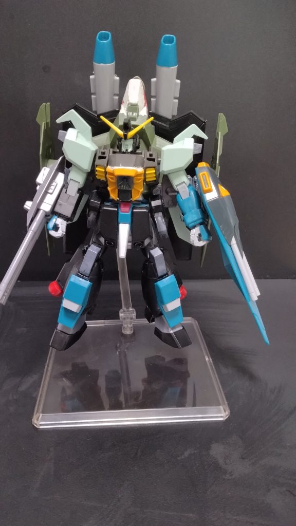 フォビドゥンの胸部にカラミティのスキュラをつける為にひたすら左右を切ってヤスリがけし、パテで合わせましたw