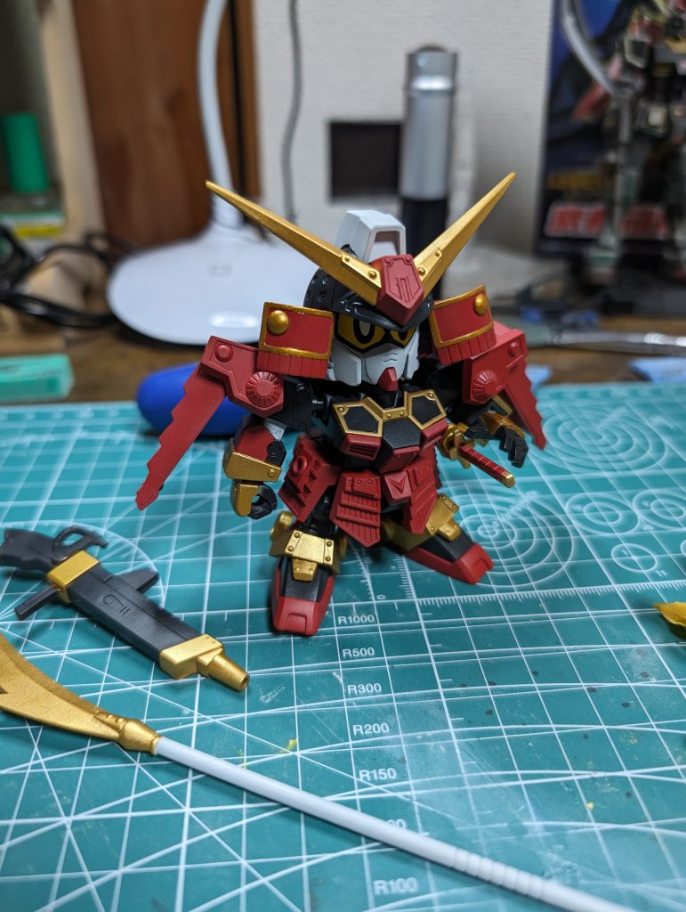 赤部分はサザビーレッド黒部分はミッドナイトブルー金部分はスターブライトゴールドで塗装、良い感じの仕上がりです。