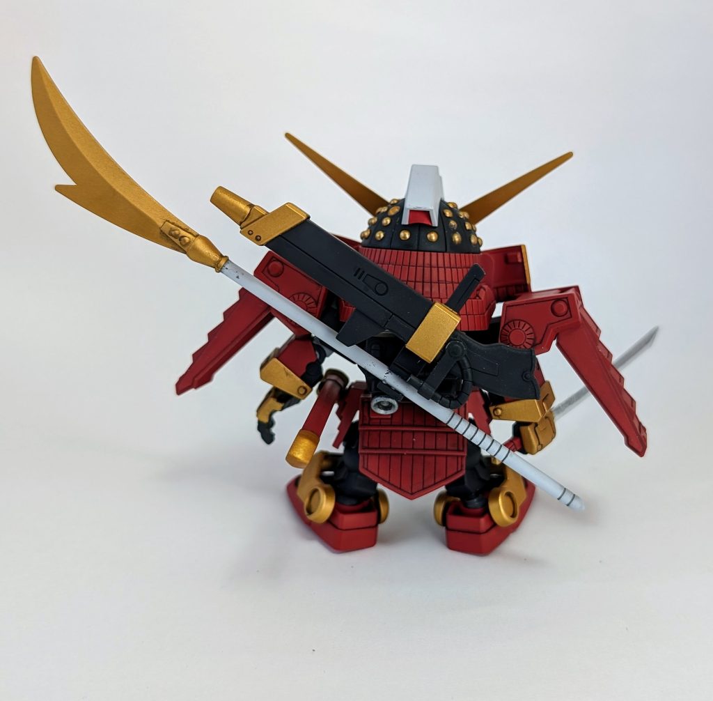 BACK武器が全てマウントできるのがありがたい兜の丸い部分は合わせ目が気になったので一つ一つ切り離して、合わせ目消した後貼り付けてます。めちゃくちゃめんどくさかったですw