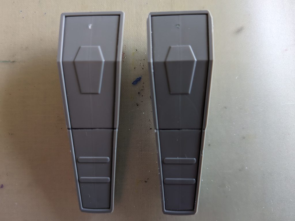 ただ、それだけでは動かした時に奥で引っかかるため、踵も多少削ってます。左が加工前、右が加工後です。最後までご覧いただきありがとうございました!