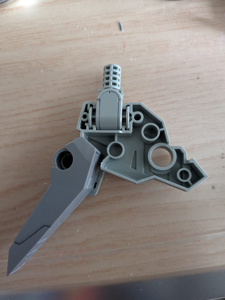 MA時に足をクロー化するにあたり、踵の部分のパーツを削って下にも動かせるようにしました。