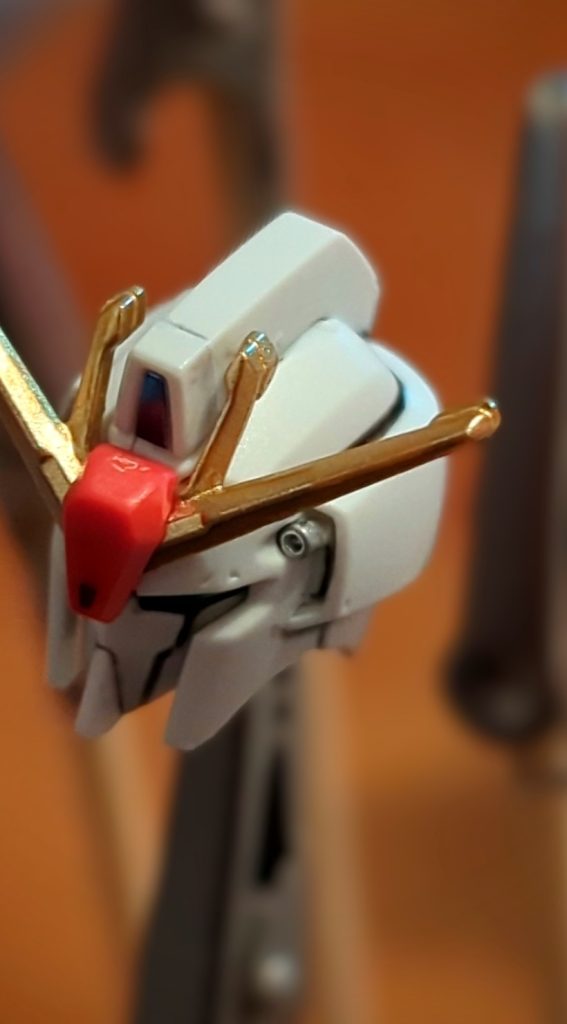 アンテナと頭部バルカンはガンプラマーカーのメッキシリーズでちょい塗りメッキの発色良すぎてこれもビビる