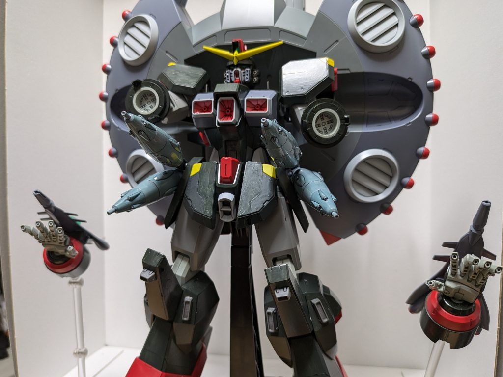 塗装は筆塗りなので粗がありますね…ドラグーンはジャンク品で見つけたドレッドノートガンダムの物をブルーグレーで塗装し、ジョイントパーツを使用して装着しました。脚にスラスターを3機ずつ増設してます。バックパックはスミ入れしたぐらいです。