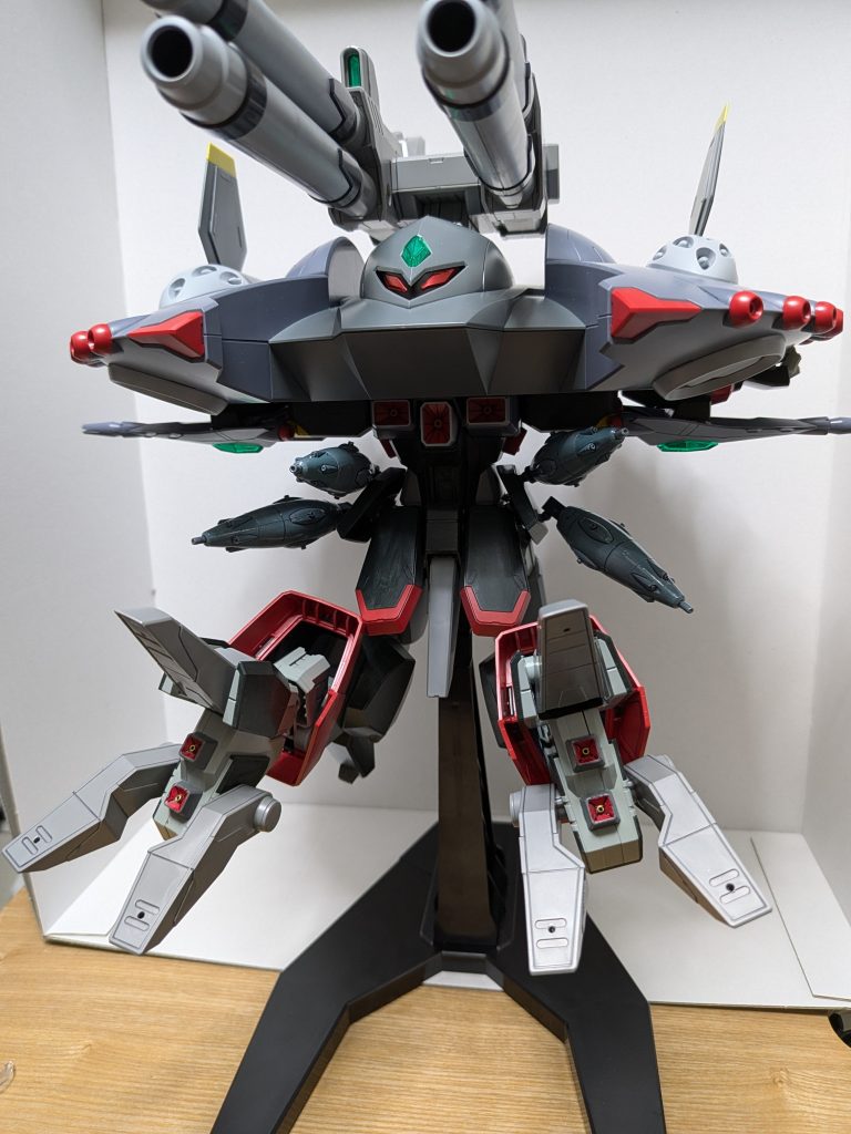 我ながら禍々しくなったと感じでますが、足作ってる時に「足、クローにできるんじゃね?」と言う思いつきからこうなりましたw足裏に連装スキュラ改を増設、市販のバーニャに真癒を刺し、外側をニュートラルグレー、内側をレッドで塗装してそれっぽくしました。クローで敵機を拘束してスキュラで撃ち抜くもよし、そのままパワーで握り潰すも良しの仕様になってます。また、サイドスカートを手前に動かしドラグーンを前面に向けられるようにしてます。