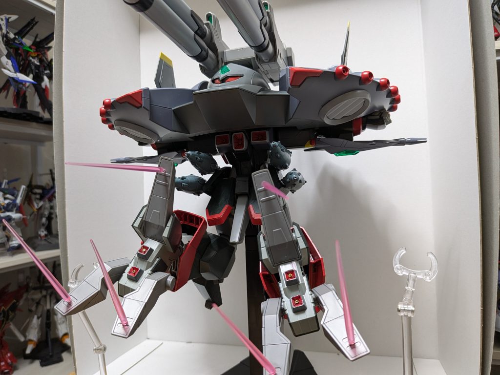 実はこれが一番やりたかった!裏に開けた穴はビームクローになってます中にポリキャップを埋めてぐらつかないようにし、穴のサイズに合わせてビームサーベルの方も削ってます。穴の方が小さくて調整してるうちにサーベルが折れるという悲劇に見舞われました。