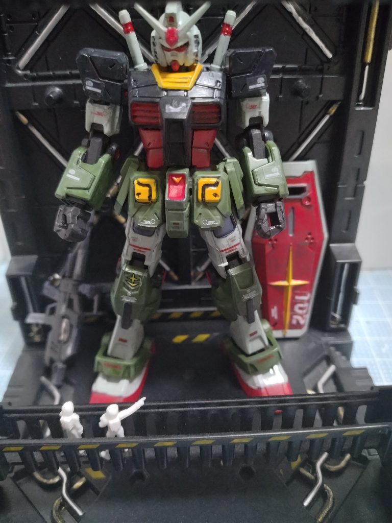 リアルタイプカラーやっぱかっこいいなぁ。ドムとの戦闘シーンのポスターの印象が強すぎる。