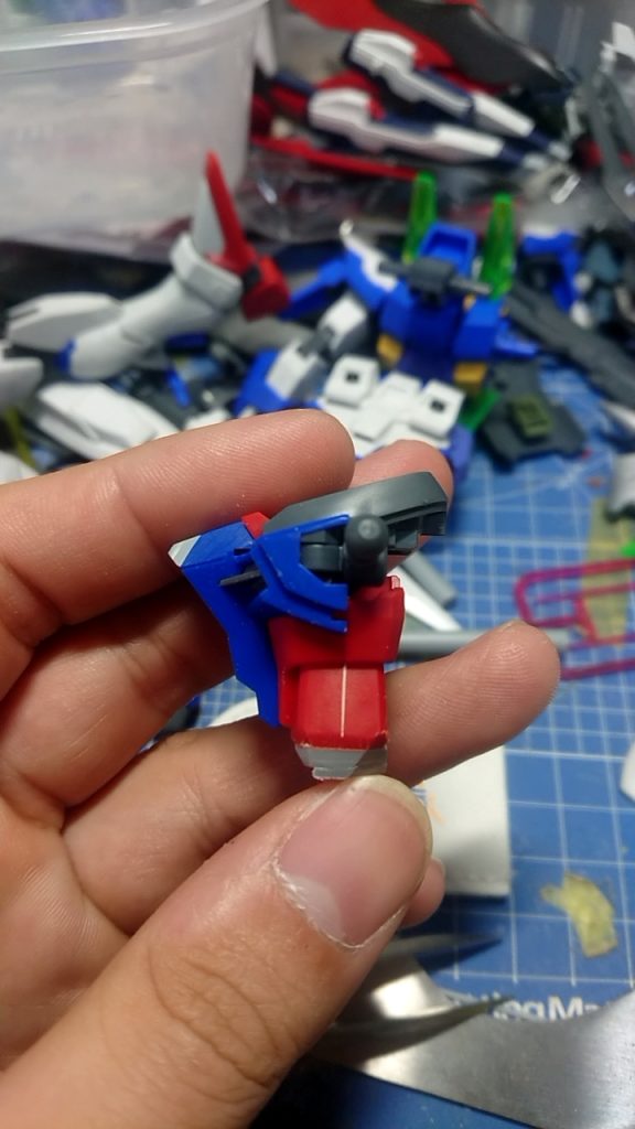 股関節の位置を下に２mmずらした影響で胴体が余計、寸詰まりに見えたのでバランスを取るために胴体も４mm延長しました。そのついでに胸部装甲のデザインも一部変更しました。元のデザインが個人的に好みではなかったのでRGデスティニーのデザインを寄せました。