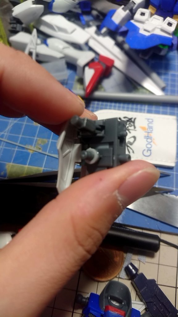 まずは腰部から。股関節を２mm下にずらして軸の方に１mmのスペーサーをかましてます。スペーサーに関しては外径５mmの肉厚プラパイプを１mmになるように切断して製作しました。加工方法はこの人の動画を参考にしました。↓https://youtu.be/q6e2J7wcOTA?si=xvLFJYJLxTAIXAL4