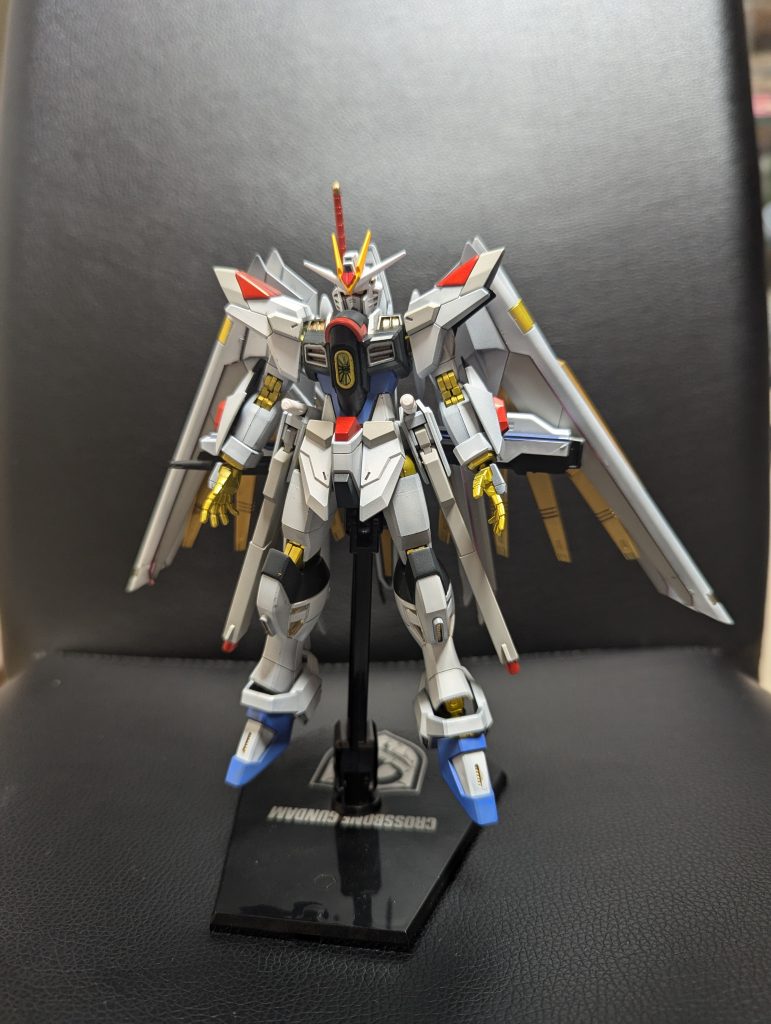 seed系の機体は、ほとんど買ったことがないし、アニメもまともに観ていなく、アマプラでこの前の映画を途中で離脱しているニワカ以下の自分ですが、この機体は格好ええなぁと感じます。