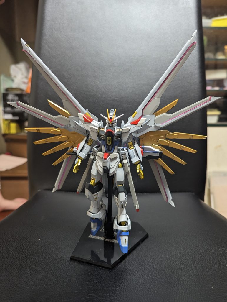 無駄にデカい背中と刀が厨二心をくすぐりますな。いい台座がなかったので、クロスボーンガンダム用のを使ってます。