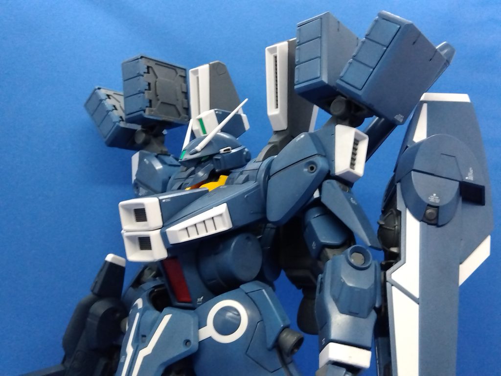 最初はブルーは成型色でもよいかな？とか思っていましたが、改めて本を開いてみたら結構違いまして。当時の作例記事内に記載のレシピを参考に調色しました。余談ですが、記事の真似した割合の調色は色々勉強になりますね。結果的にゼクとも違うMk-Vのブルーに近付くことができていたらと思います。　