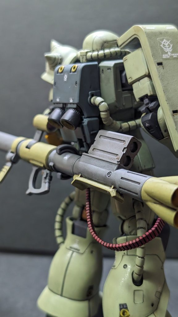 腹部動力パイプの隙間をパテ埋め、モールの掘り直しをしています。