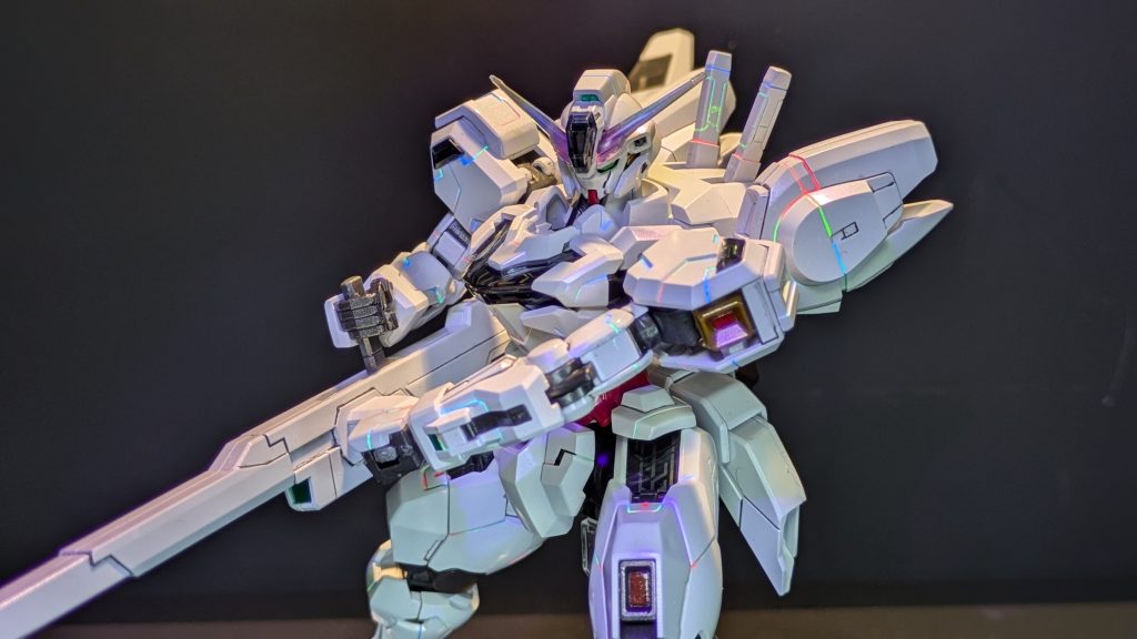 今回のスミ入れは蛍光塗料で行いました。事前にいろんな方のを参考にして、蛍光ペンも試したんですが、青が発光しないことが判明したので、エナメル塗料で頑張りました。まぁ、自己満足ですが………