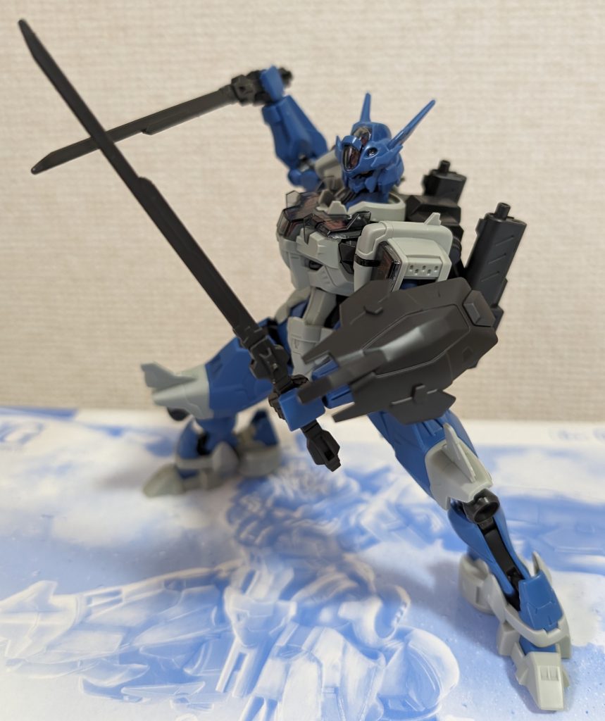 専用武器「ナルカミ」を構えるアノクタ。