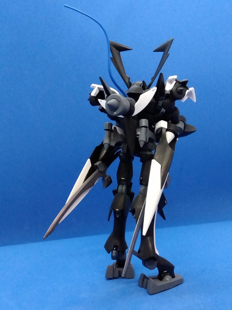 意外とポージングに困る機体。要所要所を研いでシャープにしたり、うすうす攻撃したりしましたがあんまりわからないなと。刀身はメタリックカラーのアイアンを塗り、刃の部分だけ磨いています。