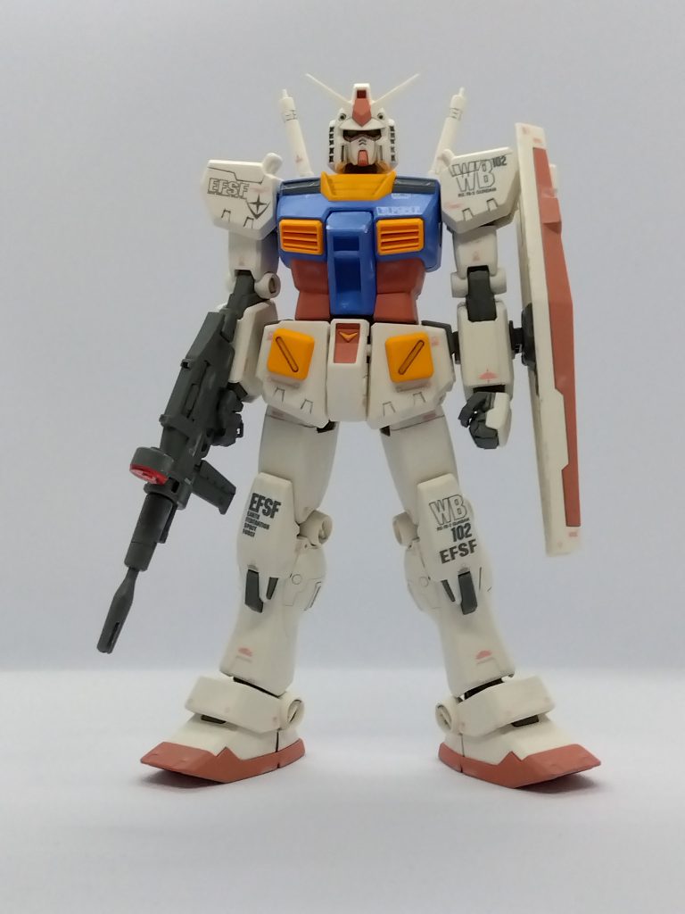 色々と言われますけど、こういうガンダムが手に入るのは嬉しく思ってしまいます。手を入れ始めるととんでもないことになりかねないので「赤いアゴ」を削って小顔に見えないかな？とやってみました。意外と効果出たのでは？と思います。