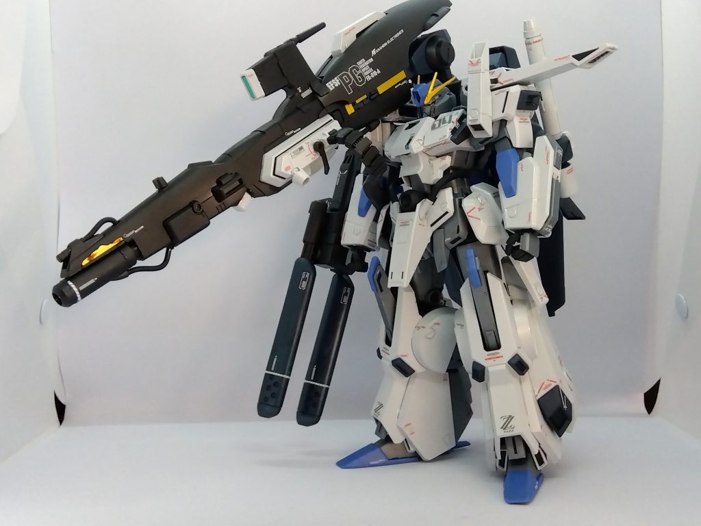 とにかくデカイ。チタニウムフィニッシュですが、つや消しを載せてキラキラ感を抑えてしまいました。欲を言えば3機並べたいですが、置き場所が無さそう。