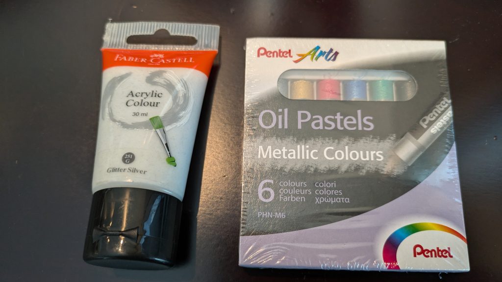 こちらの文具屋でアクリルカラー(Glitter Silver)とオイルパステルを購入。アクリルカラー(Glitter Silver)は、キラキララメでプラモで活用できるのか? …もしかすると通常色と混ぜるとメタリック感が出せるのか?…次回テスト。 