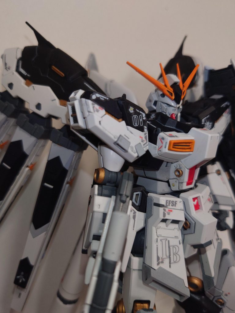 RG Hi-νガンダム–3枚目/制作者：@TOMOZO0525