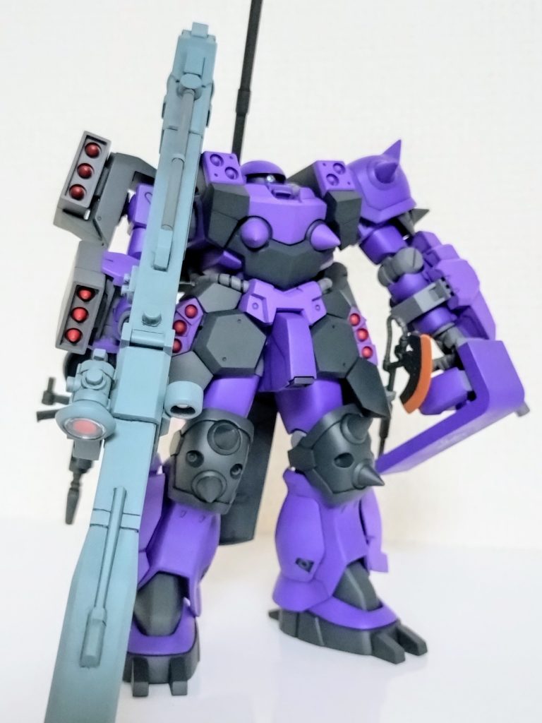 重装甲にはデカい獲物を持たせたかったので、ドムからビームバズーカを借りました。左手には劇中使わなかった効果があるのか分からないシールド