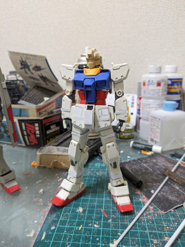 元は中古ショップで購入した素組みのガンダムになります。ボディは肩幅を縮め、ウエストを絞り、上下に伸ばしてます。腕と脚もご覧の通り延長しております。