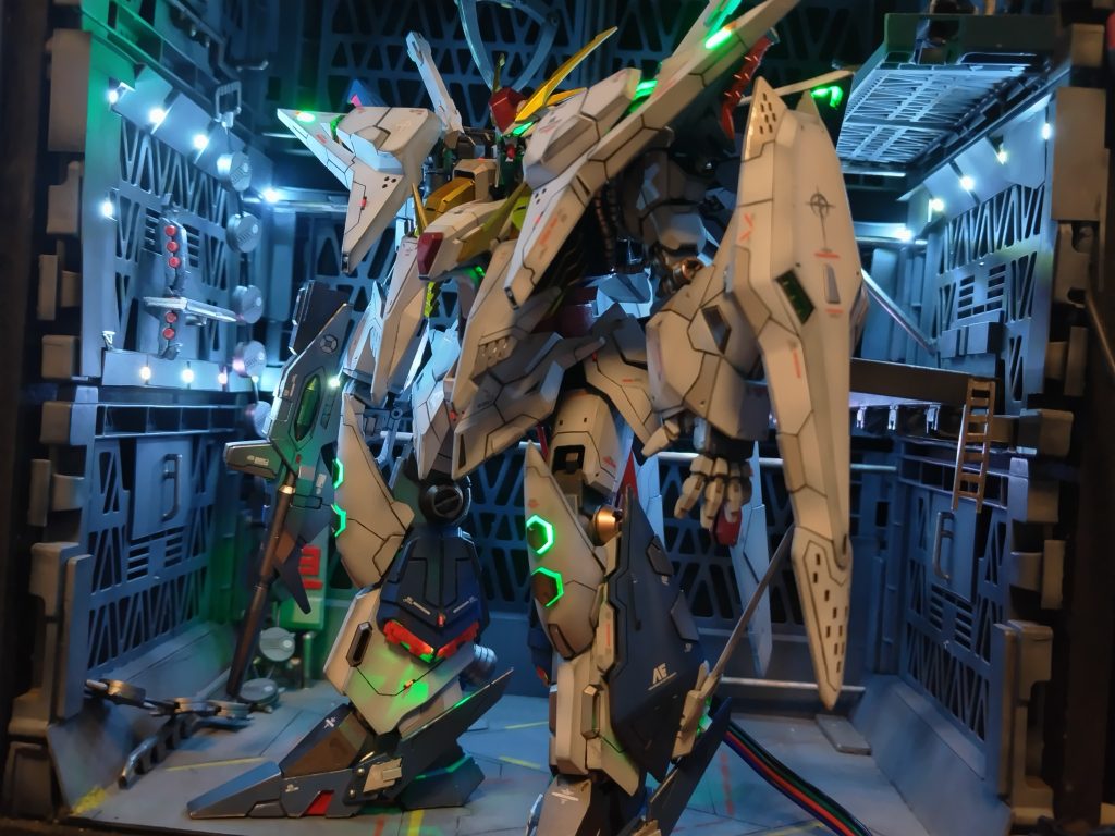 ニュータイプ専用のように発光できます。足の加工は透明レジンで作成後にプラパーツを接着しています。かなりめんどくさいです。