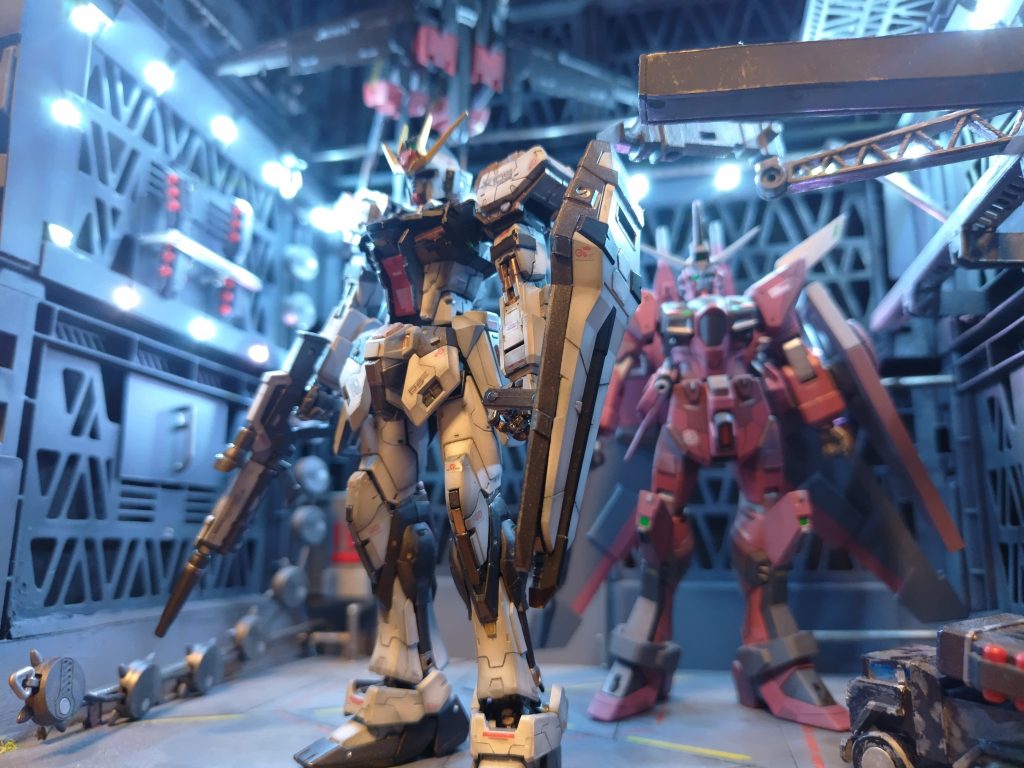 キットが小さいので後ろにジャスティス飾っています。